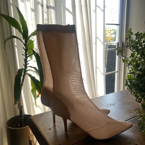 Yeezy boots size 9 - Picture 2 of 3